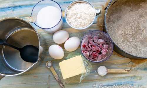 Till hallonkladdkakan behöver du: smör, ägg, socker, salt, vaniljsocker, vetemjöl, frysta eller färska hallon, potatismjöl samt en smörad och bröad rund springform. 