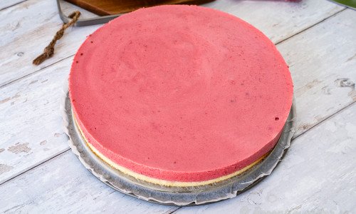 Hallonmousse passar till tårtor, bakverk och fyllningar. 
