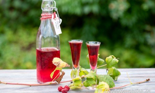 Hallonsnaps i flaska och glas