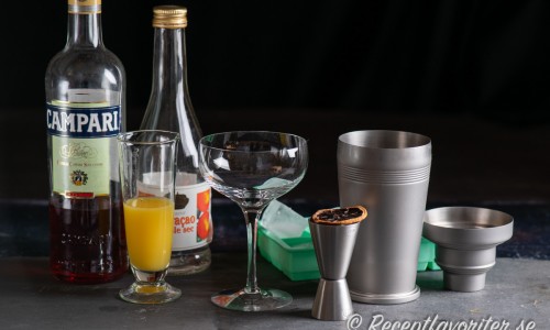 Till drinken behöver du Campari, juice, Triple sec apelsinlikör. Vidare drinkglas, shaker, cl mått samt is. 
