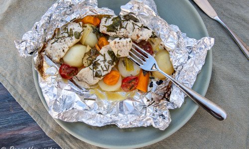 Havskatt i foliepaket med smör, grädde, potatis, morot, vitlök, citron och örter.  