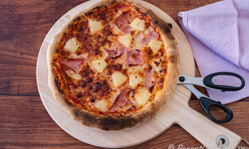 Du kan servera pizzan på rund skärbräda med sax att klippa slicar samt äta med händerna. Eller tallrik med kniv och gaffel. 