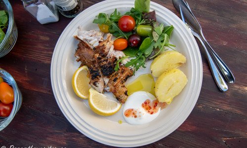 Uer eller Kungsfisk passar utmärkt att grilla hel och har vitt fint kött. Gott med enkla tillbehör som kokt potatis, citron, olivolja, sallad, crème fraiche och sweet chilisås. 