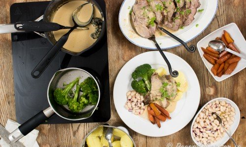 Helstekt fläskkarré med gräddsås på skyn, morötter, kokt potatis, broccoli och sallad med marinerade kokta vita bönor.  