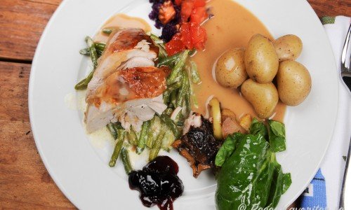 Helstekt kalkon är gott med kokt delikatesspotatis, spenatsallad, riven morot och rödkål samt gele.