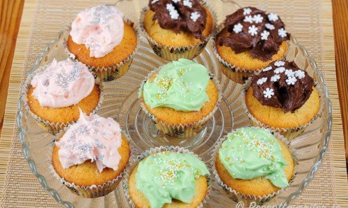 Hembakta muffins eller cupcakes (på engelska) med färgglada frostings. 