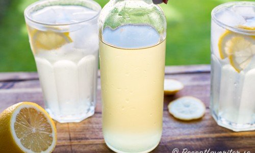 Hemgjord citronsaft är lätt att göra av citron, socker och citronsyra. 