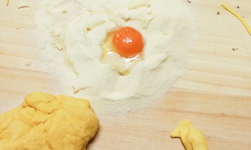 Lägg äggen i en grop med mjöl runt om och blanda ihop degen lite vatten i taget. 