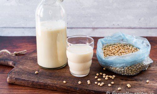 Egen sojamjölk av sojabönor blir mycket god och passar att dricka kall, göra tofu av eller ha i matlagning istället för vanlig mjölk. 