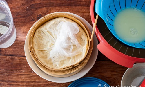 Lägg tofumassan i en bambuform, ostform eller annan valfri form med hål i botten. 