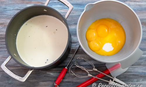Värm grädde, mjölk och vanilj. Mät upp äggulor och socker i en bunke och vispa till fluffigt i 4 minuter. 