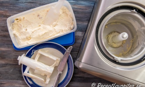 Skopa upp glassen och frys in någon timme extra så den stelnar till lite mer. 