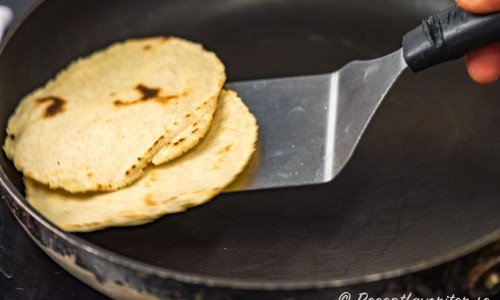 Stek och grädda några tortillas i taget i en stekpanna - gärna nonstick eller gjutjärn