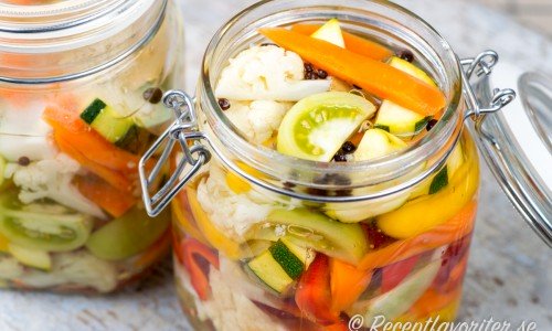 Hemgjorda pickles är inlagda grönsaker i en lag med ättika, vatten, salt och socker. 