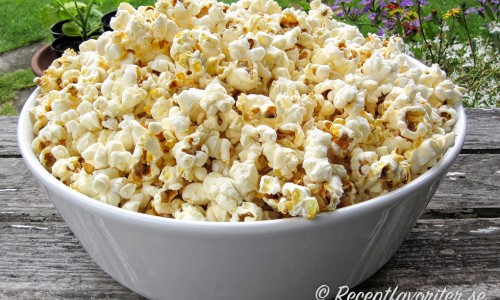 Nypoppade popcorn kan du servera med enbart lite salt och eventuellt lite smält smör - eller tillsätt krossat godis, torkade kryddor, kokosolja och kokosflingor eller smält choklad. 