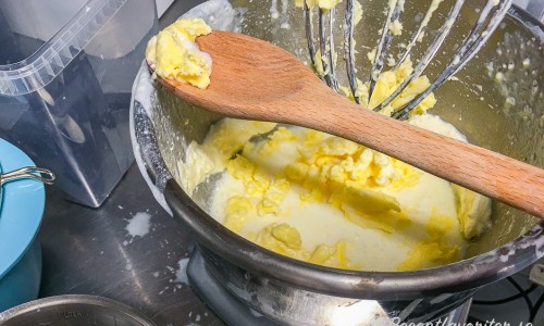 Crème fraiche vispas tills det bildas smör och kärnmjölk