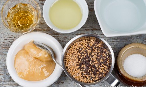 Grunden till senapen med senapsfrön, honung, äppelcidervinäger, olja, vatten och salt. 