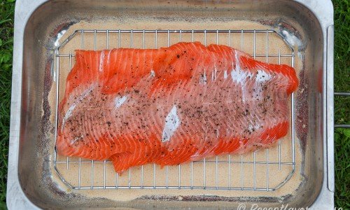 Lägg laxen eller fisken med kryddor i en ABU-rök eller liknande röklåda med spån i botten. 