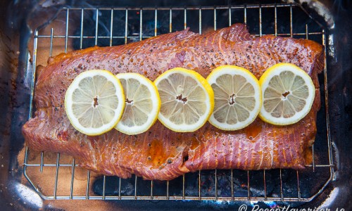 Varmrök fisken i en ABU-rök eller röklåda. Eller köp färdig varmrökt fisk. 