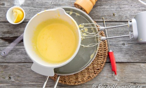 Vispa ihop äggulor med lite smält smör i taget i en bunke med sjudande vatten tills det tjocknar. 