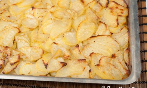 Gott att servera till revbenen är skivad potatis stekt i ugnen samtidigt som du steker revbenen.