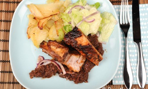 Rödlöksmarmelad, potatis och sallad är gott till revbenen. 