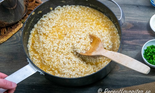 Smaka av hummerrisotton på slutet så att riset är kokt men har lite kärna och tuggmotstånd kvar. Olika risottoris kan ta olika lång tid. 