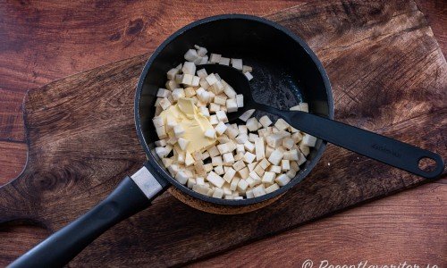 Fräs rotselleri med smör i ca 5 minuter. 