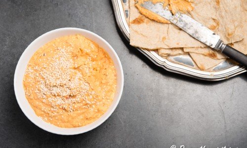Hummus med rostad paprika och rostad vitlök, svensk kallpressad rapsolja, chili och citron. 