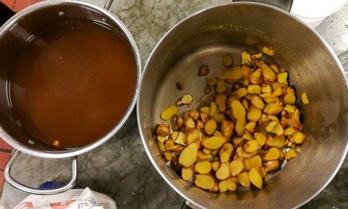 Avkok på ingefära till gingerbeer eller ingefärsläsk