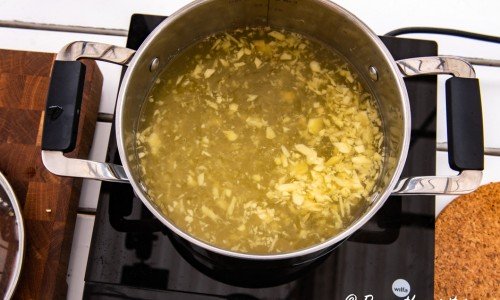Skalad riven ingefära kokas med vatten och äppeljuice