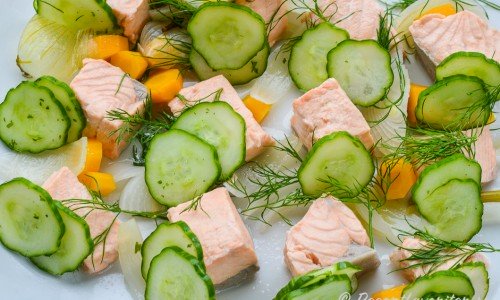 Servera och lägg upp på fat och garnera förslagsvis med morötterna och löken från lagen samt dillkvistar och gurkskivor eller inlagd gurka
