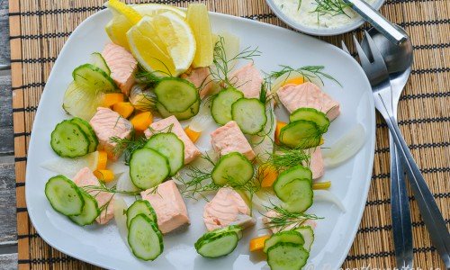 Inkokt lax i kuber är lätt att förbereda och laga till flera ex. till buffé eller fest. Laxkuberna sjuds och får svalna i en lag med morot, ättika, lök, kryddnejlikor, lagerblad, dill och salt.