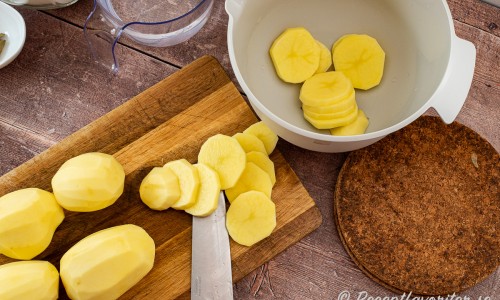 Skala och skiva potatisen i ca 7 mm tjocklek. 