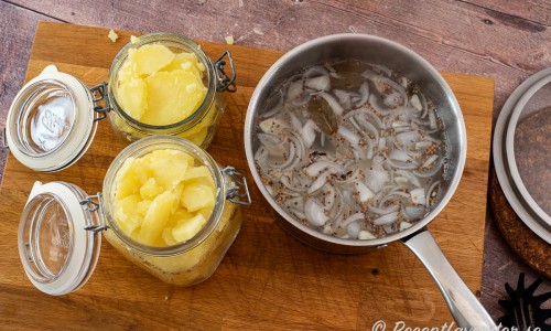 Fördela potatisen i glasburkar som tål värme med tättslutande lock. 