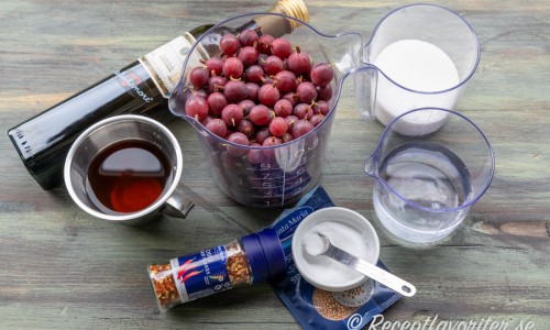 Ingredienser till inläggningen: krusbär, fin italiensk lagrad vitvinsvinäger, chiliflakes, socker, salt, vatten och senapsfrön. 
