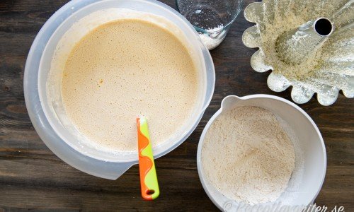 Ägg och socker vispas samt blandas med ricotta, smält smör och apelsinjuice. Mjöl, bakpulver, kokos och vaniljsocker blandas i en bunke. Formen smöras och kokos vänds runt i formen.  