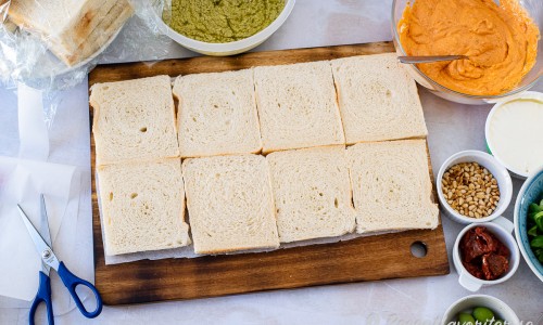 Lägg ut 8 skivor bröd till en rektangel. Gärna med tillklippt bakplåtspapper under. 
