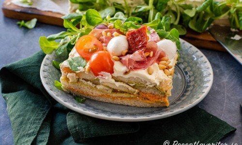 Svensk smörgåstårta möter italienska smaker som pesto, prosciutto och salami med mera. 
