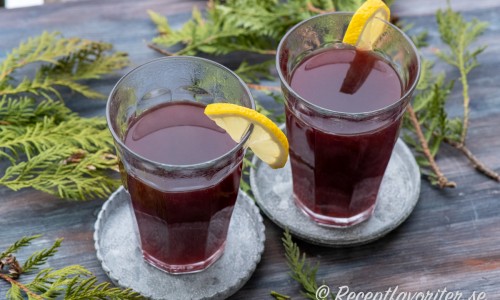 Jägertee är en värmande drink med te, rött vin, rom och apelsinjuice. 