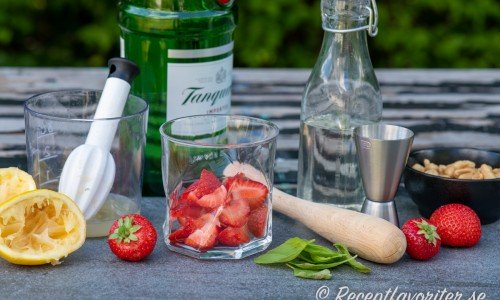 Ingredienser till drinken: färskpressad citron, gin, rensade och delade jordgubbar, sockerlag och basilika. 