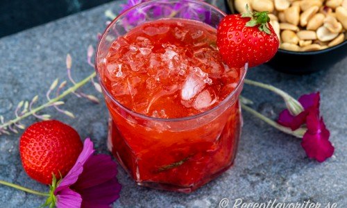 Jordgubb- och basilikasmash är en cocktail med krossade färska jordgubbar, basilika, gin, citron och sockerlag. 