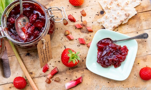 Jordgubbs- och rabarbermarmelad på skärbräda