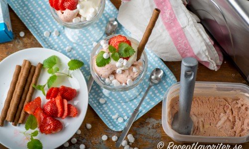Jordgubbsglass med bärig smak av färska jordgubbar. 