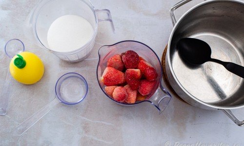 Till jordgubbssylten behöver du frysta eller färska jordgubbar, pressad citron eller citronsyra, strösocker och lite vatten. 
