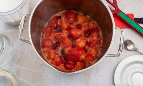 Koka upp jordgubbarna med pressad citron eller citronsyra och lite vatten. Frysta bär kokas tills de är tinade. Koka sedan i 5 minuter.   
