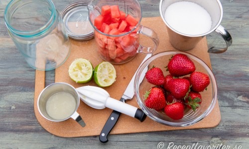 Ingredienser till sylten: jordgubbar, färskpressad lime, syltsocker och tärnad vattenmelon. 