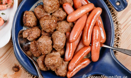 Julköttbullar serverade i keramikform