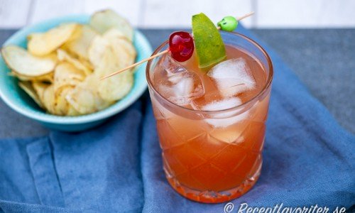 Jungle Bird - en läskande cocktail med ananas, lime, mörk rom och Campari. 