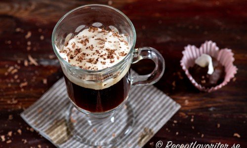 Kaffe med päronkonjak serverad med riven choklad och Bountyboll vid sidan. 